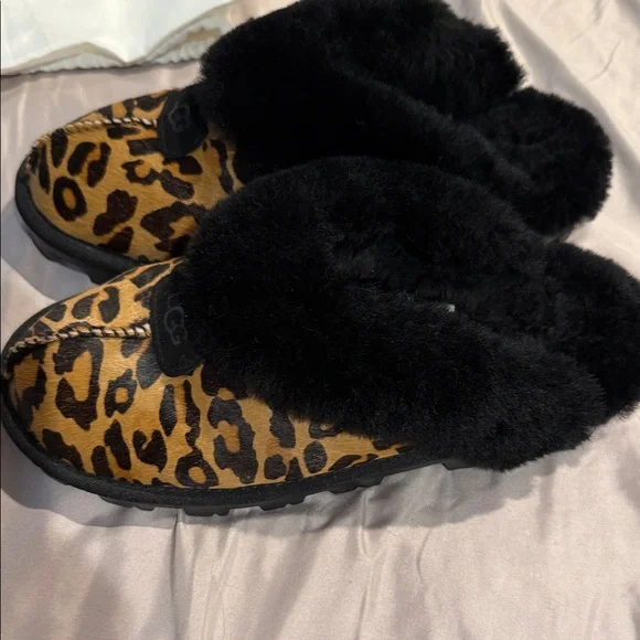 UGG Animal Print Slippers with Plush Black Lining with dust bag - Picture 2 of 6
